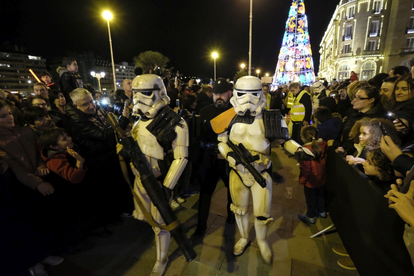 Cientos de personas acompañan a los personajes de la saga alrededor del Victoria Eugenia.