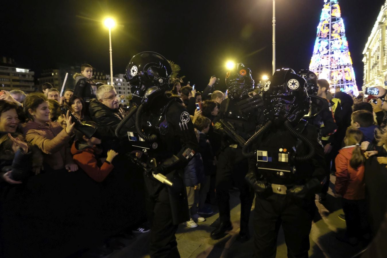 Cientos de personas acompañan a los personajes de la saga alrededor del Victoria Eugenia.