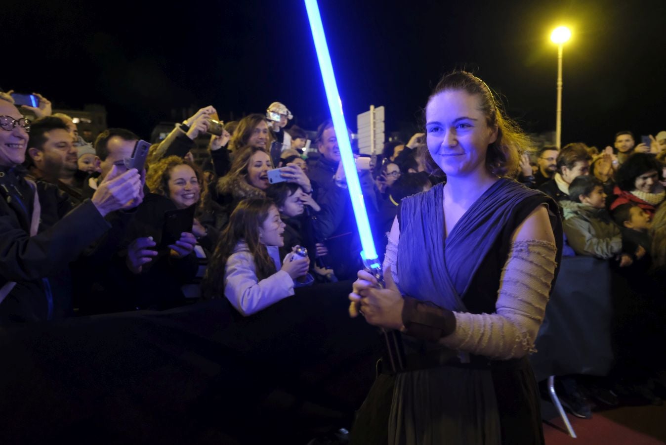 Cientos de personas acompañan a los personajes de la saga alrededor del Victoria Eugenia.