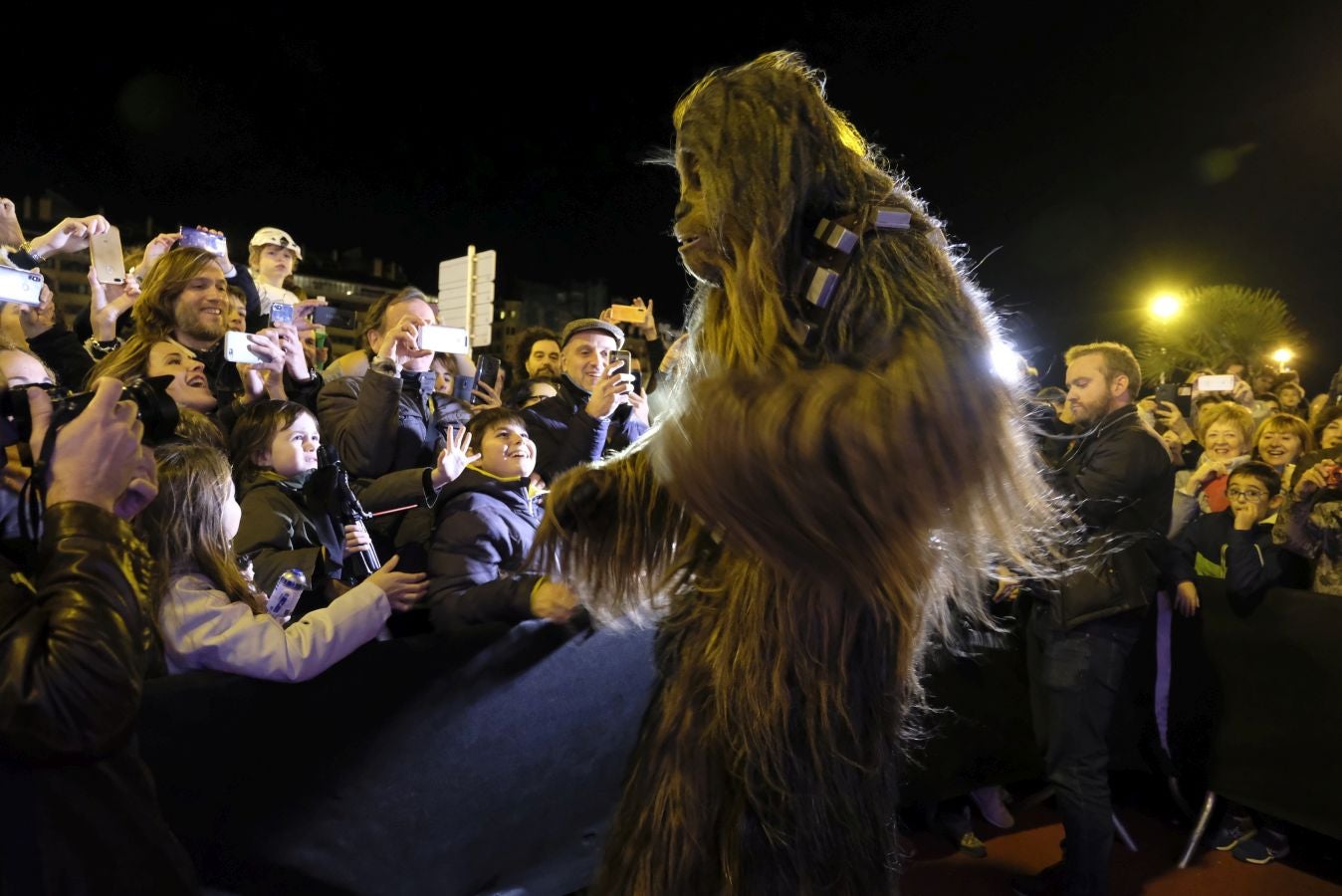 Cientos de personas acompañan a los personajes de la saga alrededor del Victoria Eugenia.