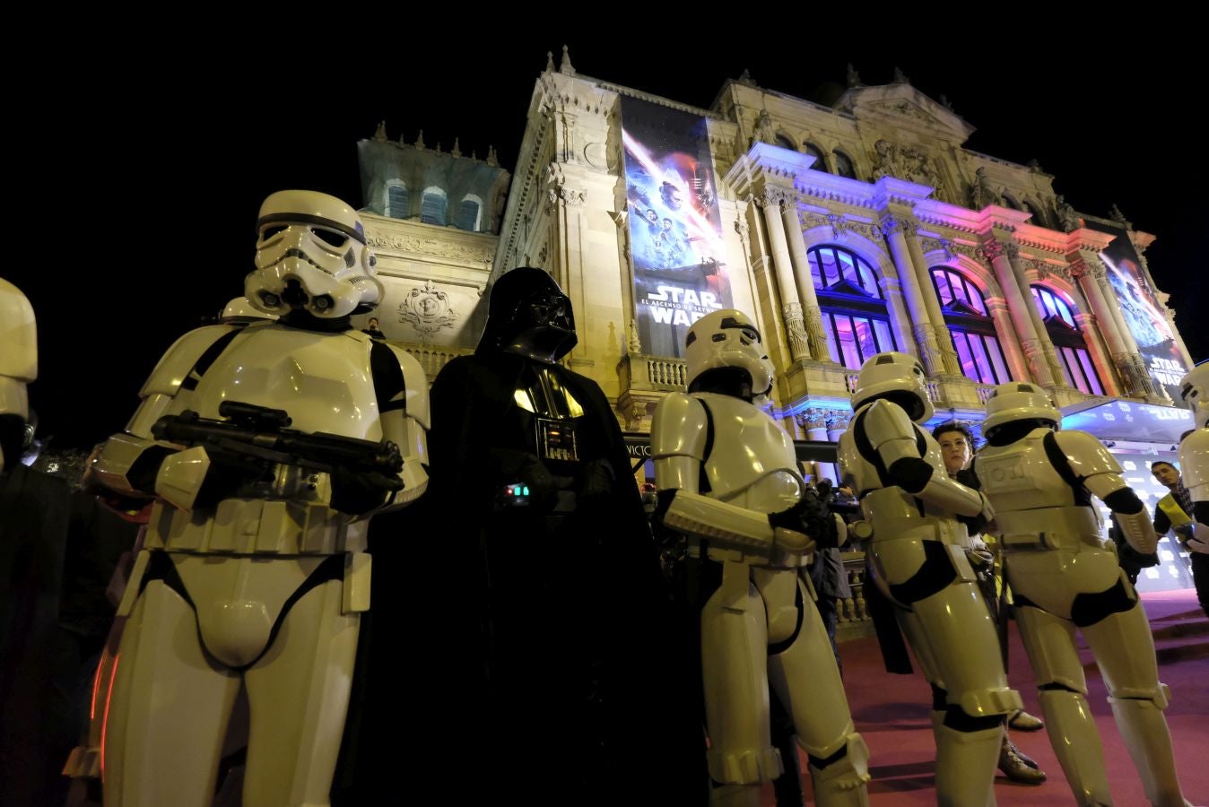 Cientos de personas acompañan a los personajes de la saga alrededor del Victoria Eugenia.