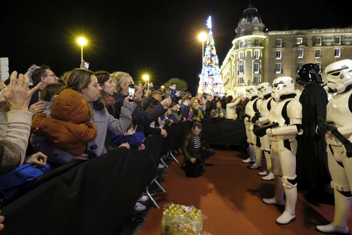 Cientos de personas acompañan a los personajes de la saga alrededor del Victoria Eugenia.