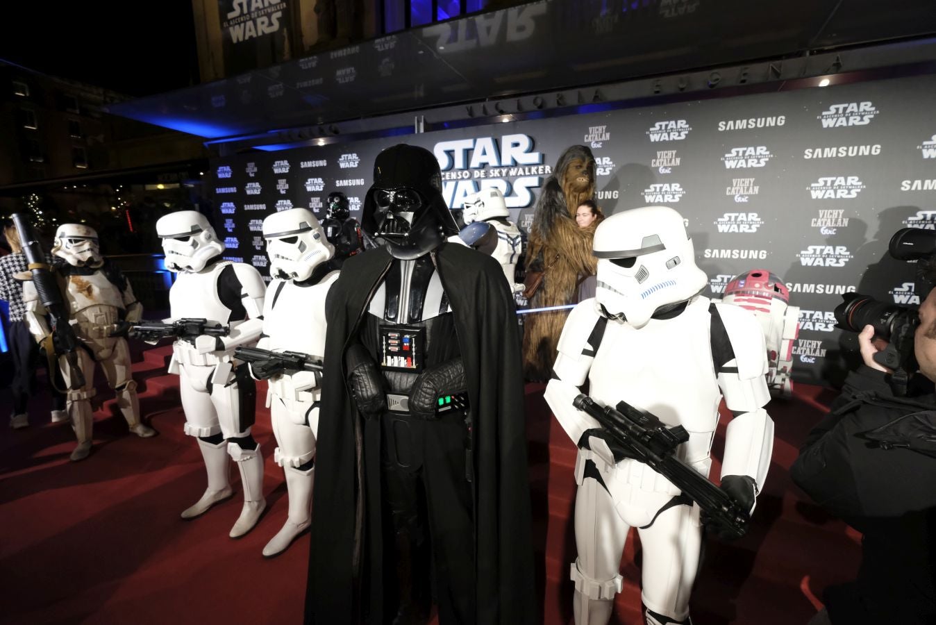 Cientos de personas acompañan a los personajes de la saga alrededor del Victoria Eugenia.