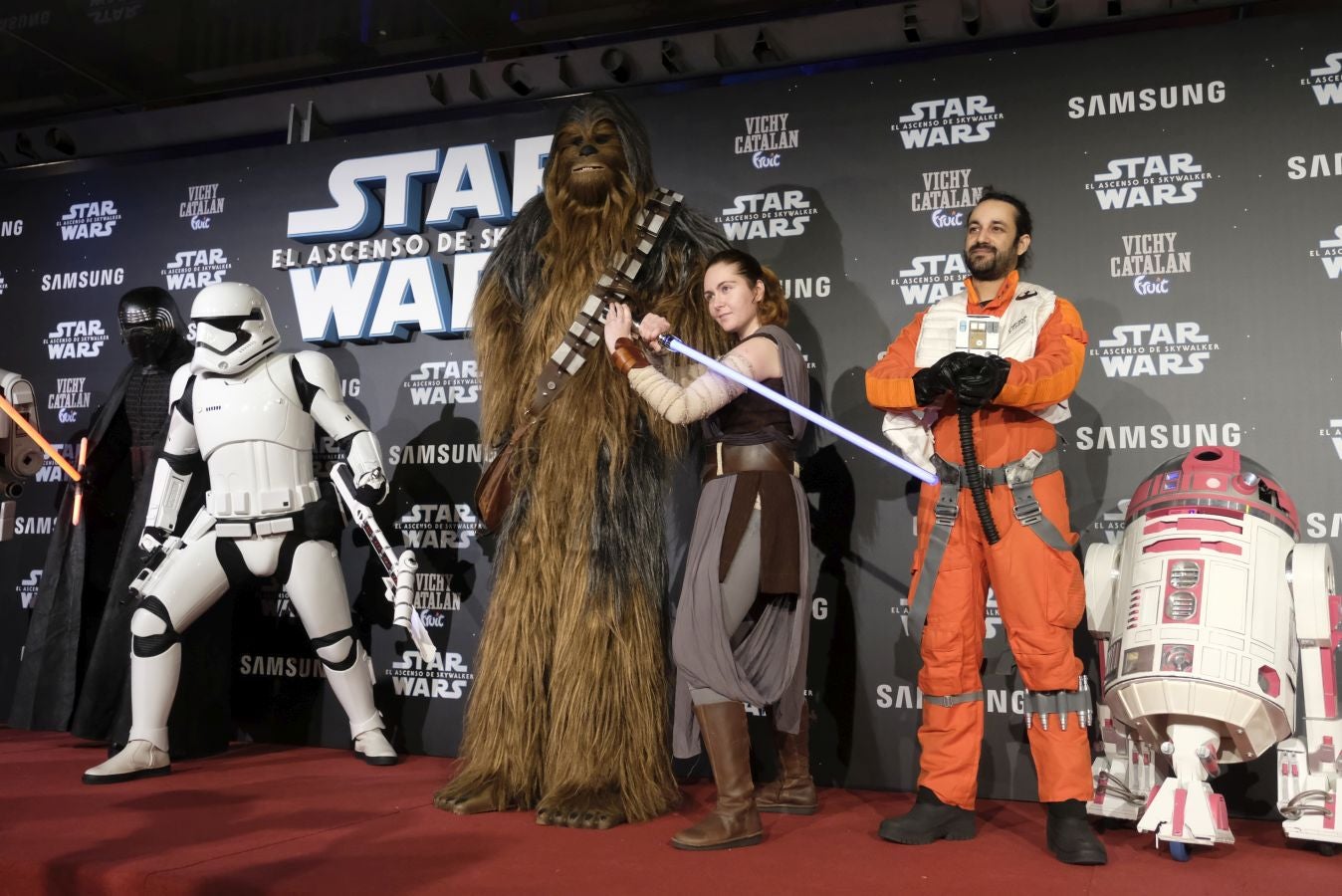 Cientos de personas acompañan a los personajes de la saga alrededor del Victoria Eugenia.