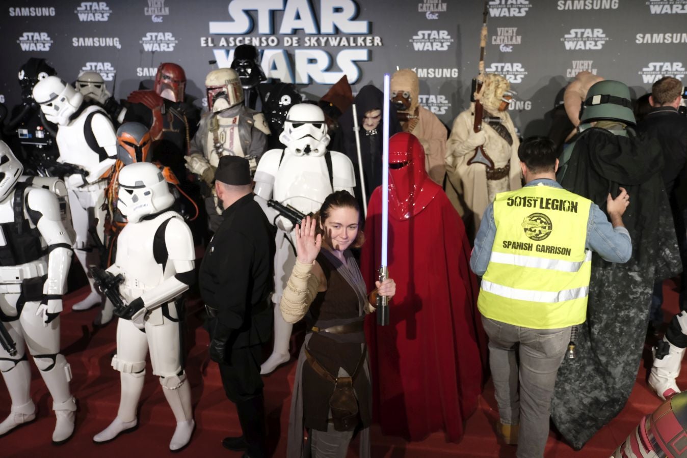 Cientos de personas acompañan a los personajes de la saga alrededor del Victoria Eugenia.