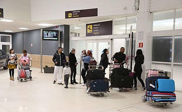 Hondarribia recupera dos vuelos semanales a Londres durante el próximo verano