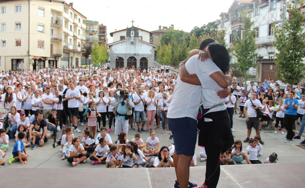 Los hermanos de Asier Niebla se abrazan en una concentración en su memoria