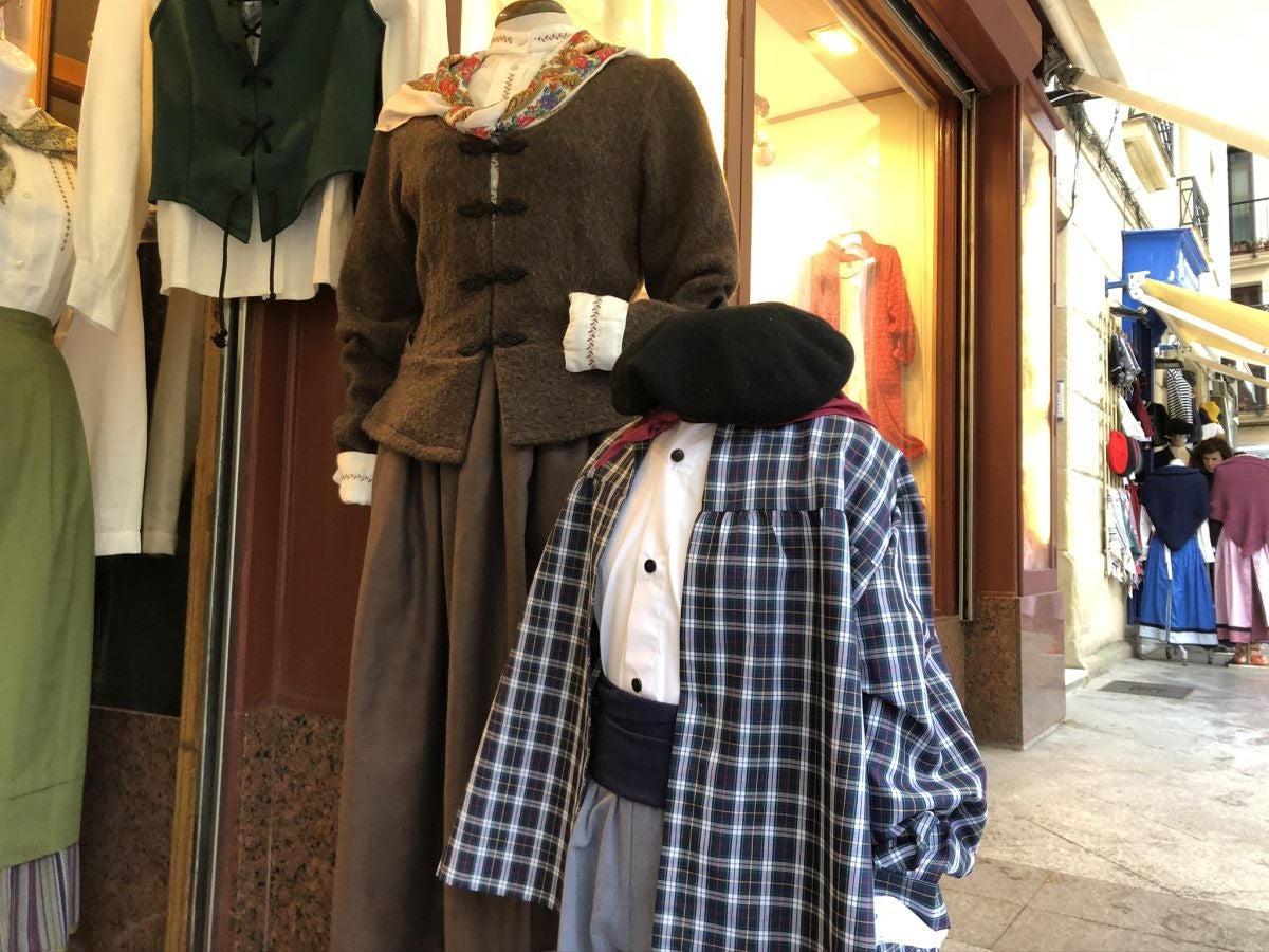 Almacenes La Bretxa, un comercio de toda la vida de San Sebastián ubicado en la Parte Vieja desde 1933, lleva dedicado a la venta de ropa para señora y caballero, ropa laboral, interiores y lencería más de ocho décadas. Para este 2019 propone una gran variedad de trajes de 'baserritarra': desde el más clásico al más vanguardista, pasando por el más sobrio o el más colorista. ¿Con cuál te quedas?