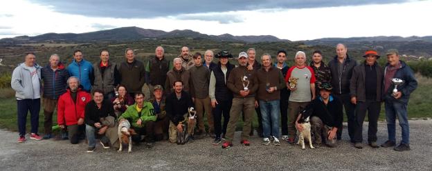 Los cazadores donostiarras posan con varios de sus perros tras la competición desarrollada en La Valdorba.