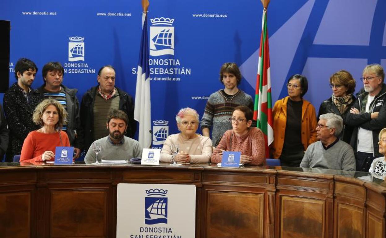 Rueda de prensa de los vecinos de Okendotegi en el Ayuntamiento de San Sebastián