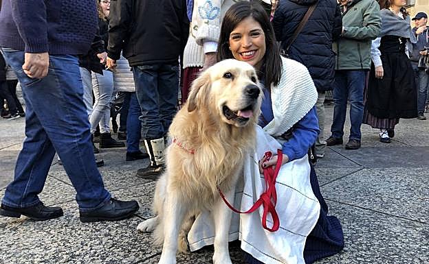 Imagen principal - 1.- Alazne con su perro 'Goku' en la plaza de Santo Tomás | 2.- Enara y su hija Iara antes de la ver la cerda | 3.- Conversación de Amaia con su hermana que vive en Chile 