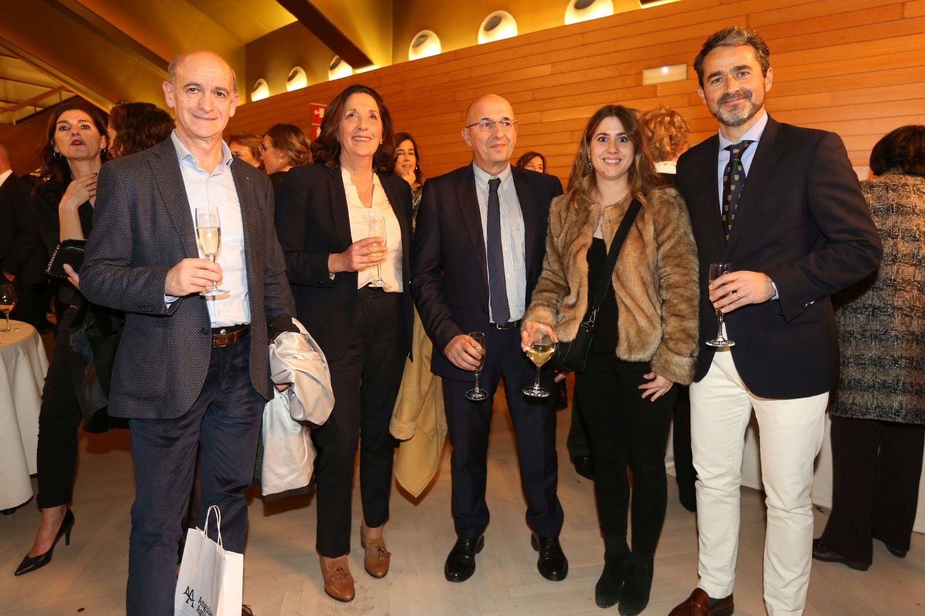 Invitados del mundo de la política, deportistas, comunicadores, patrocinadores y colaboradores posan en el photocall previo al Concierto de Navidad y en el cóctel posterior al evento