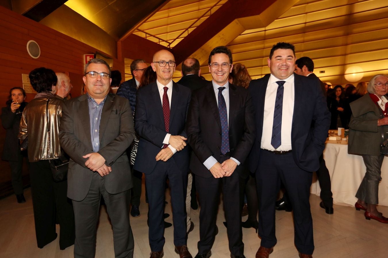 Invitados del mundo de la política, deportistas, comunicadores, patrocinadores y colaboradores posan en el photocall previo al Concierto de Navidad y en el cóctel posterior al evento