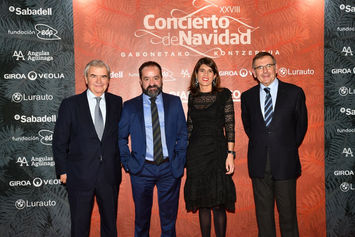 Invitados del mundo de la política, deportistas, comunicadores, patrocinadores y colaboradores posan en el photocall previo al Concierto de Navidad y en el cóctel posterior al evento