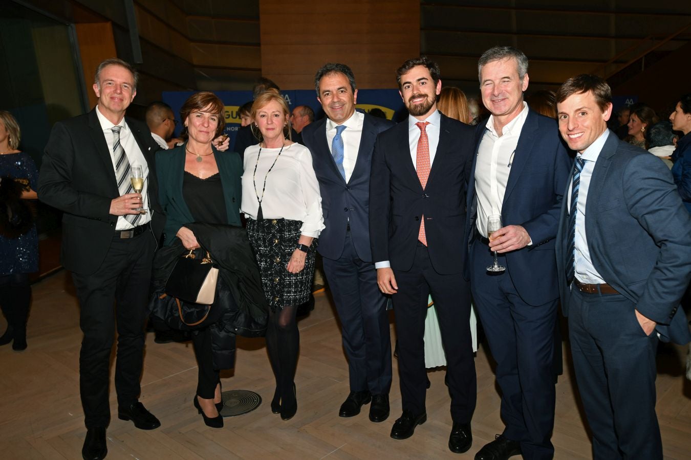 Invitados del mundo de la política, deportistas, comunicadores, patrocinadores y colaboradores posan en el photocall previo al Concierto de Navidad y en el cóctel posterior al evento