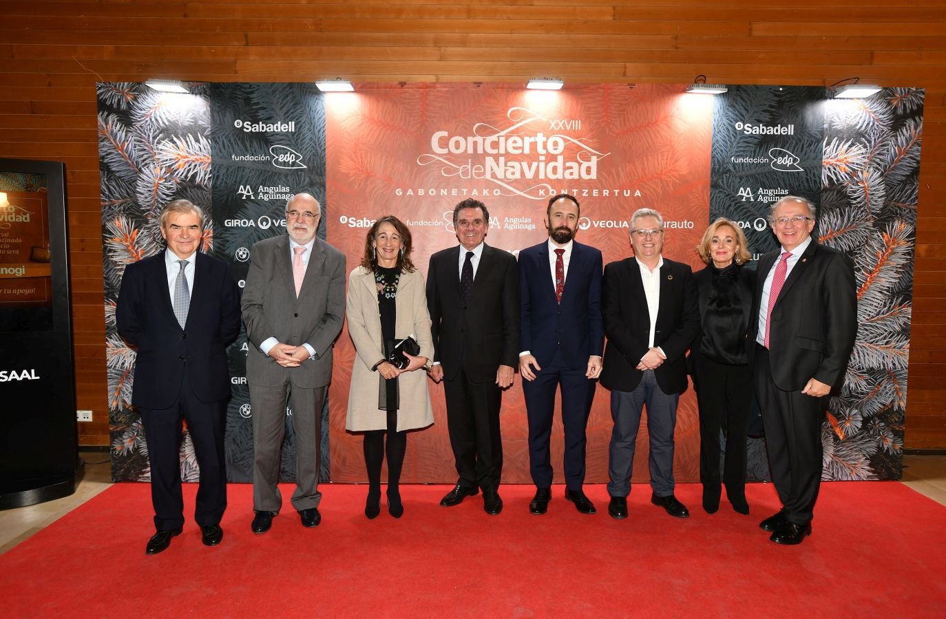 Invitados del mundo de la política, deportistas, comunicadores, patrocinadores y colaboradores posan en el photocall previo al Concierto de Navidad y en el cóctel posterior al evento