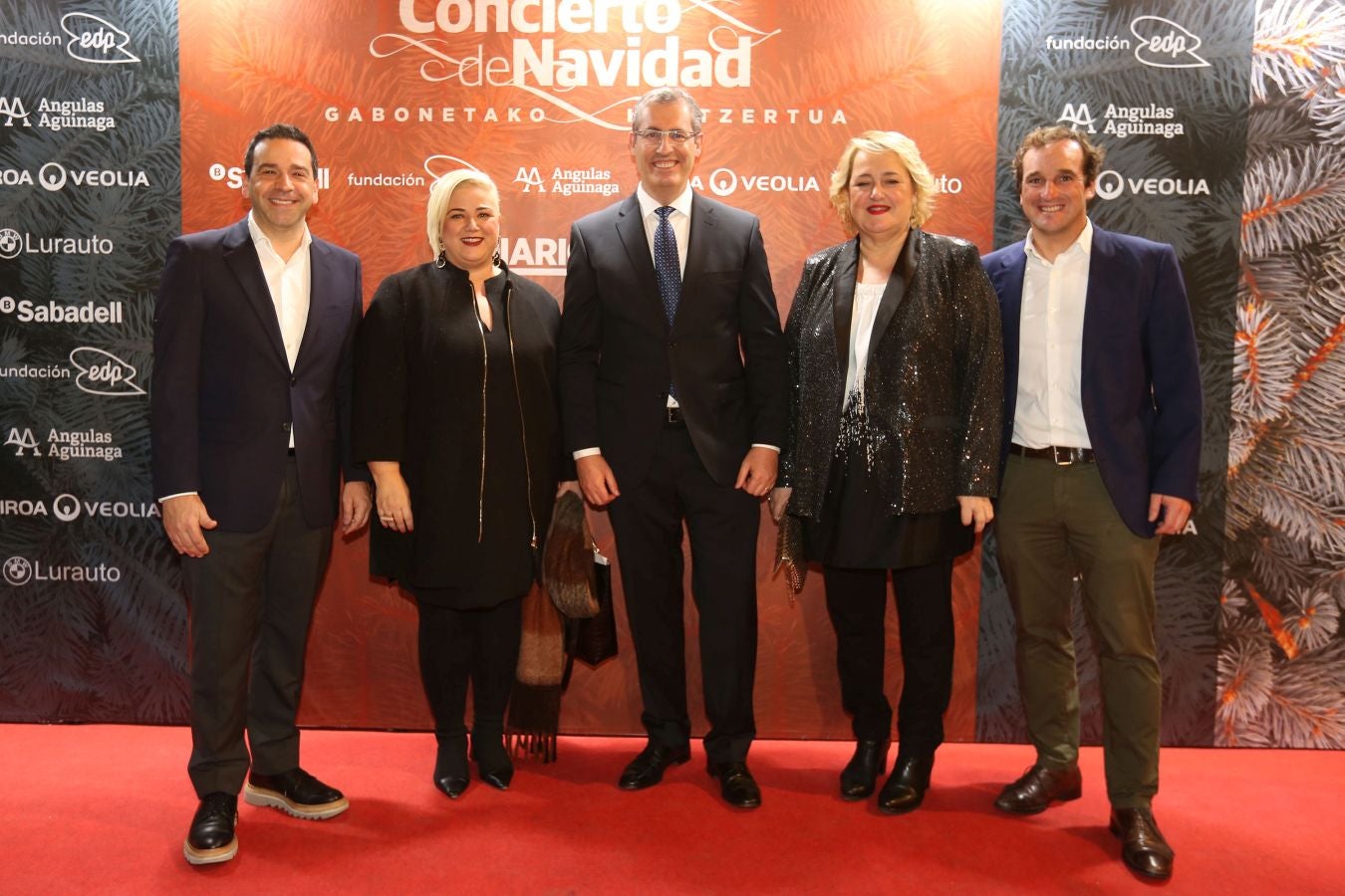 Invitados del mundo de la política, deportistas, comunicadores, patrocinadores y colaboradores posan en el photocall previo al Concierto de Navidad y en el cóctel posterior al evento