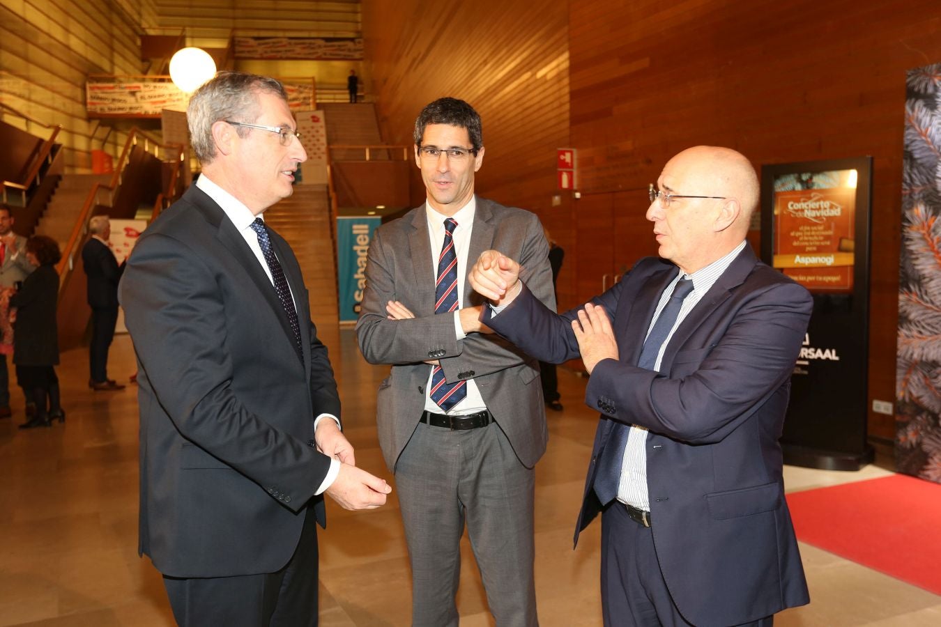 Invitados del mundo de la política, deportistas, comunicadores, patrocinadores y colaboradores posan en el photocall previo al Concierto de Navidad y en el cóctel posterior al evento