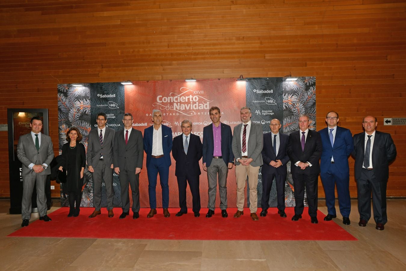 Invitados del mundo de la política, deportistas, comunicadores, patrocinadores y colaboradores posan en el photocall previo al Concierto de Navidad y en el cóctel posterior al evento