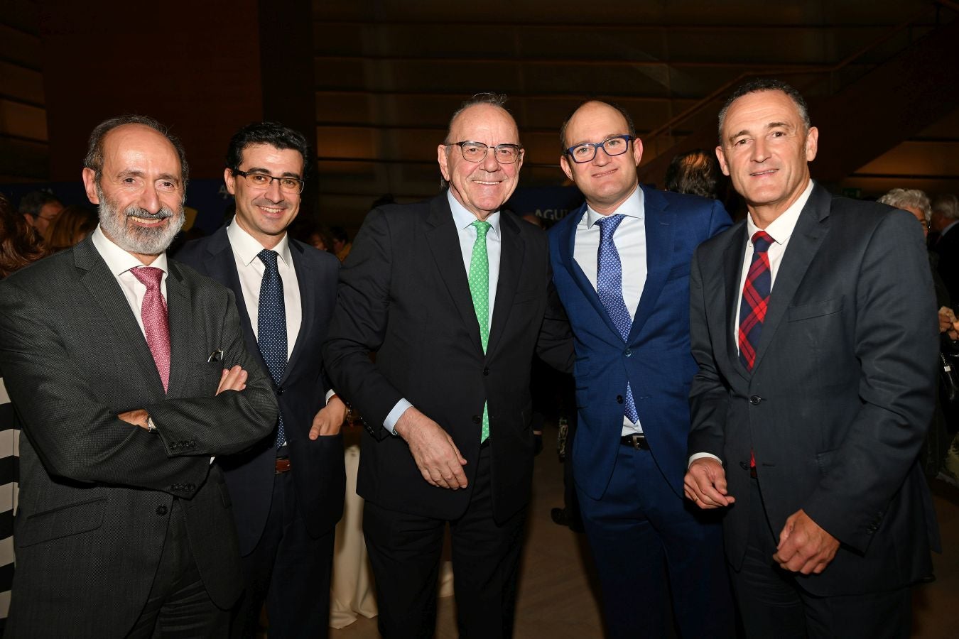Invitados del mundo de la política, deportistas, comunicadores, patrocinadores y colaboradores posan en el photocall previo al Concierto de Navidad y en el cóctel posterior al evento