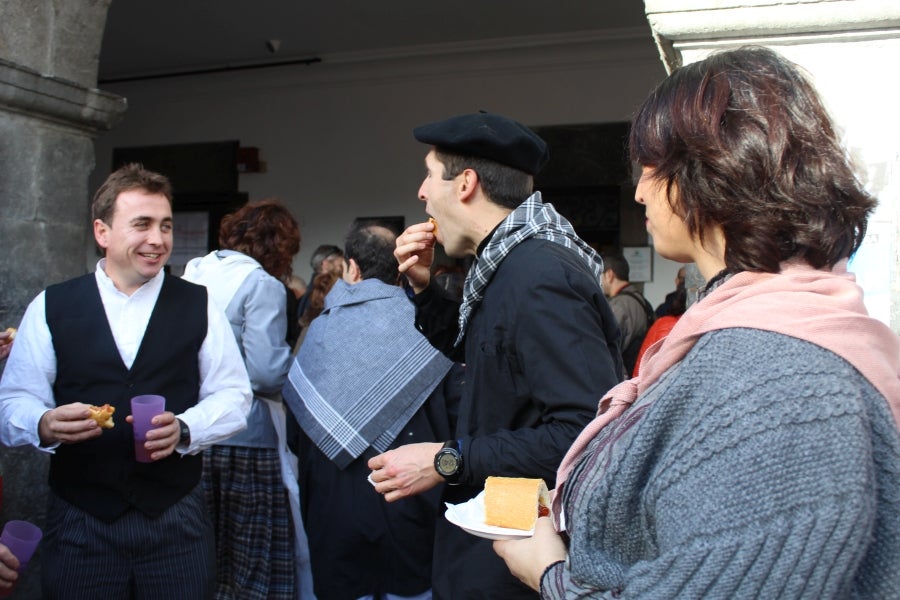 Los talos y las txistorras han tomado las calles de Azpeitia convirtiéndose los protagonistas indiscutibles. 