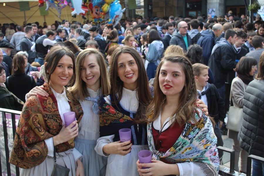 Los talos y las txistorras han tomado las calles de Azpeitia convirtiéndose los protagonistas indiscutibles. 