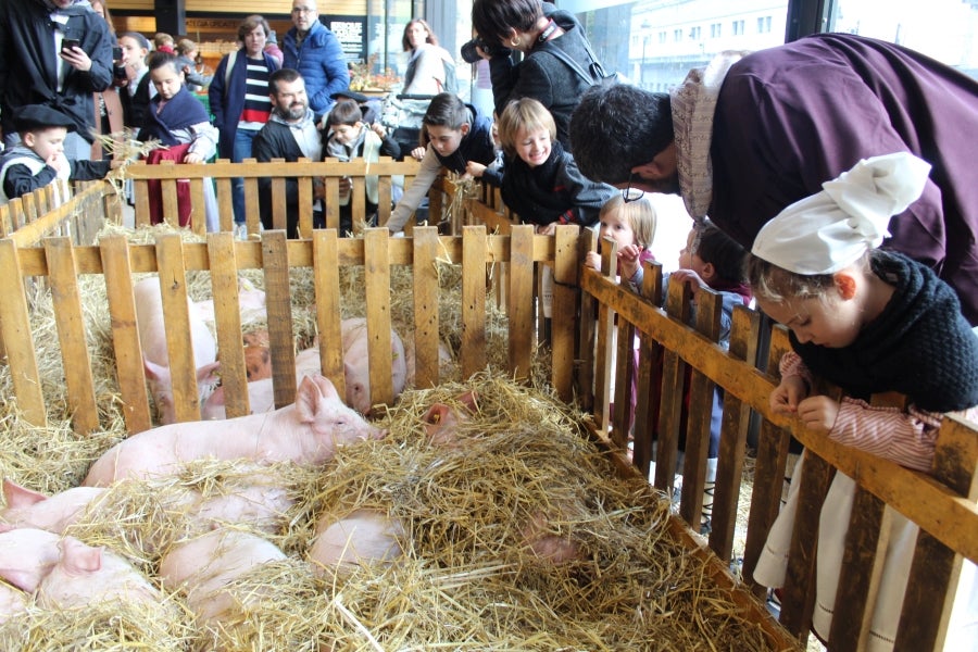 Los talos y las txistorras han tomado las calles de Azpeitia convirtiéndose los protagonistas indiscutibles. 