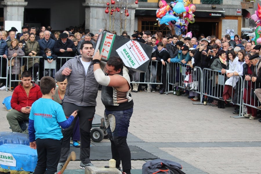 Los talos y las txistorras han tomado las calles de Azpeitia convirtiéndose los protagonistas indiscutibles. 