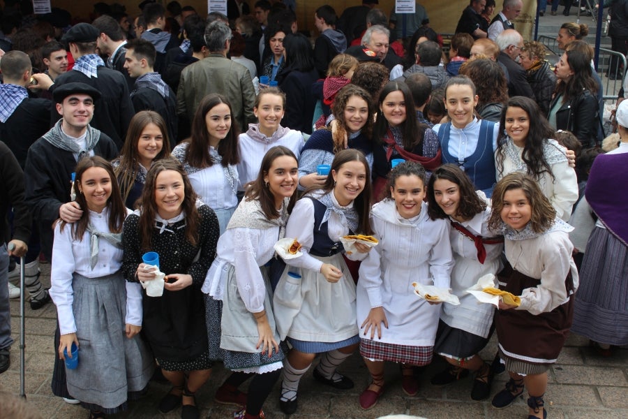 Los talos y las txistorras han tomado las calles de Azpeitia convirtiéndose los protagonistas indiscutibles. 