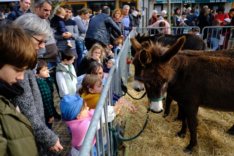 En la muga también se ha celebrado la festividad de Santo Tomás. Así, iruneses y hondarribitarras han podido disfrutar de los talos y de las txistorras hasta primera hora de la tarde. 