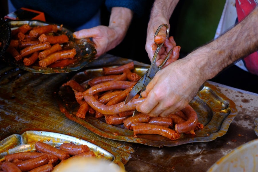 En la muga también se ha celebrado la festividad de Santo Tomás. Así, iruneses y hondarribitarras han podido disfrutar de los talos y de las txistorras hasta primera hora de la tarde. 