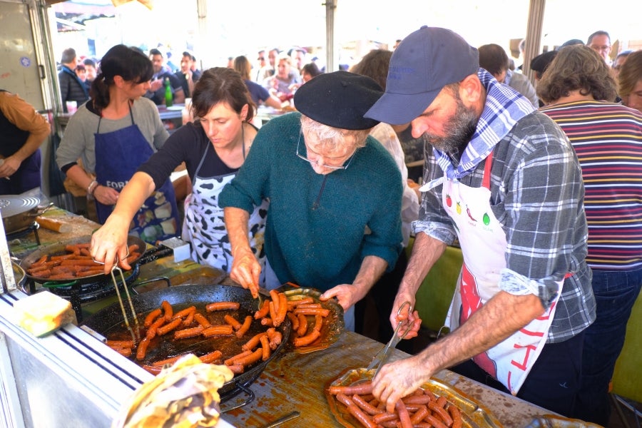 En la muga también se ha celebrado la festividad de Santo Tomás. Así, iruneses y hondarribitarras han podido disfrutar de los talos y de las txistorras hasta primera hora de la tarde. 
