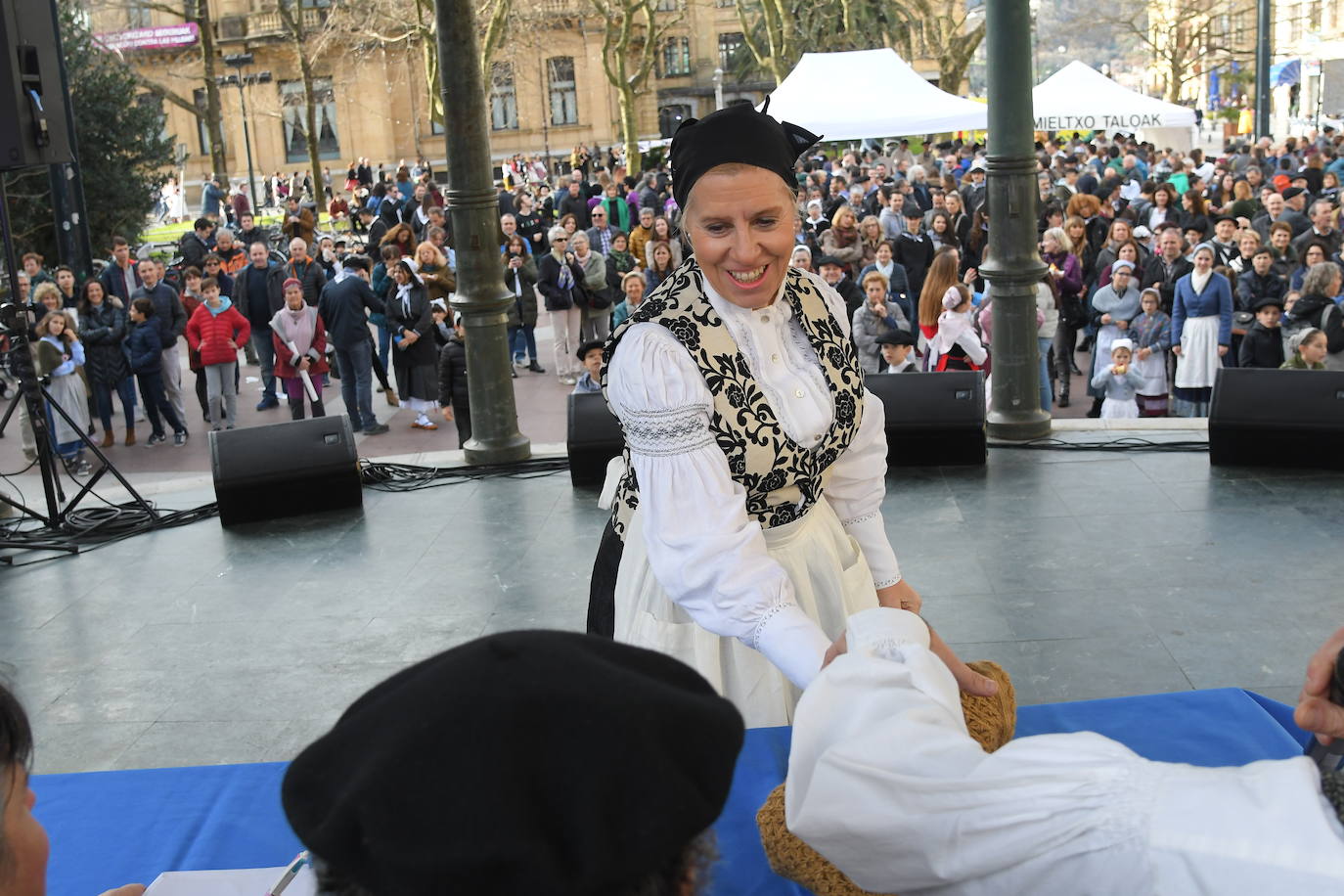Ambiente festivo en Donostia desde bien temprano. 