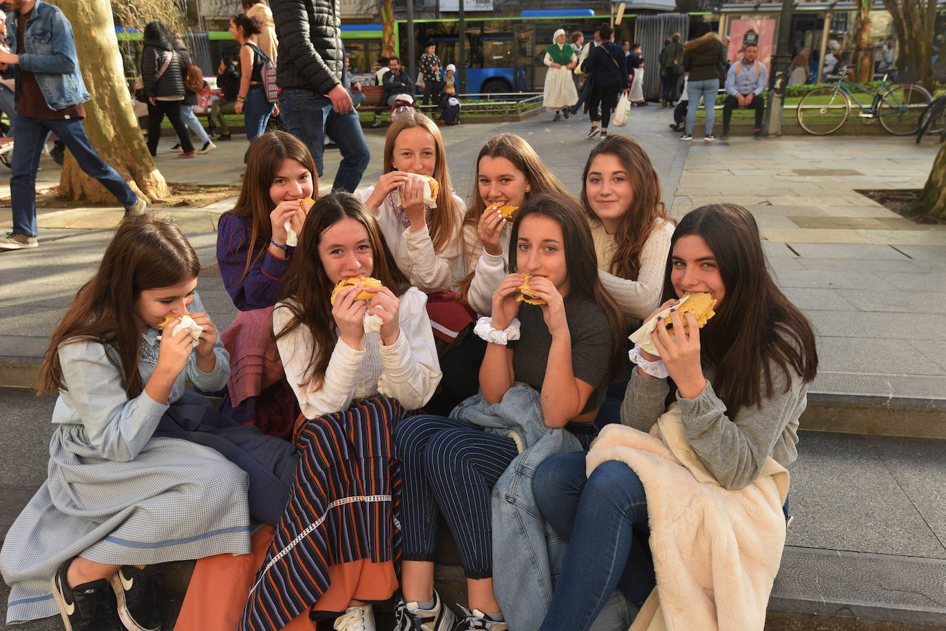 Ambiente festivo en Donostia desde bien temprano. 