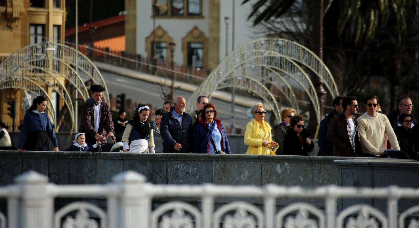 Ambiente festivo en Donostia desde bien temprano. 
