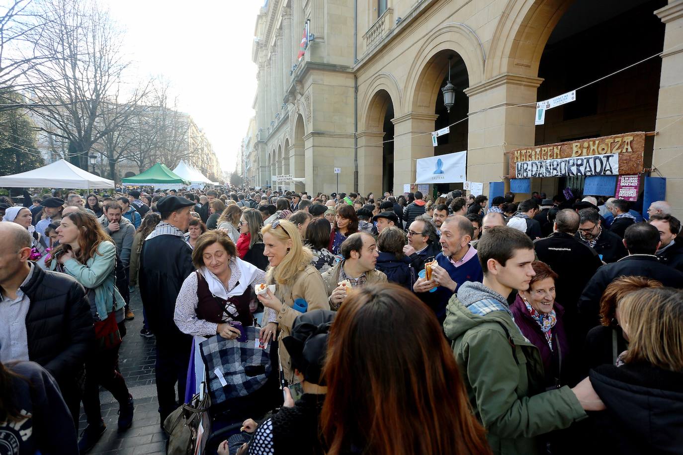 Ambiente festivo en Donostia desde bien temprano. 