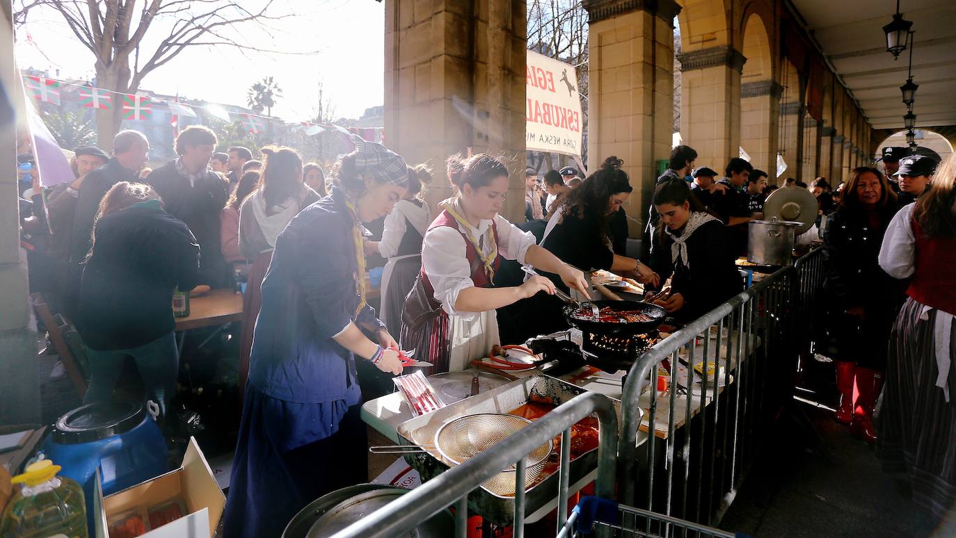 Ambiente festivo en Donostia desde bien temprano. 