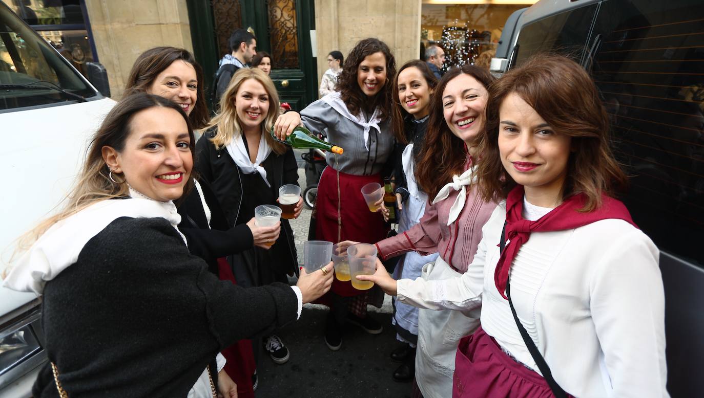 Ambiente festivo en Donostia desde bien temprano. 