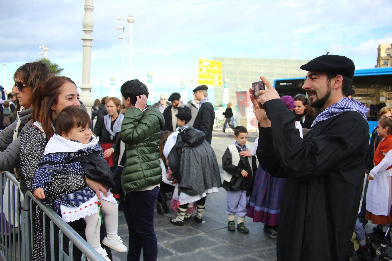 Ambiente festivo en Donostia desde bien temprano. 