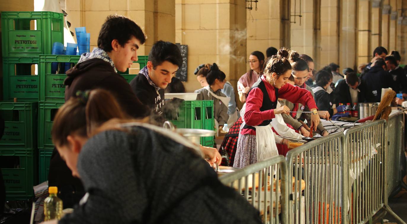 Ambiente festivo en Donostia desde bien temprano. 