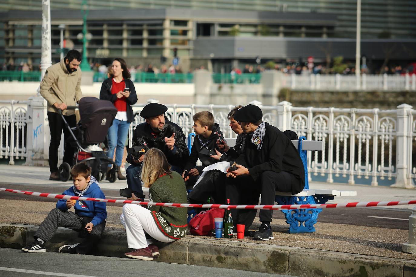 Ambiente festivo en Donostia desde bien temprano. 