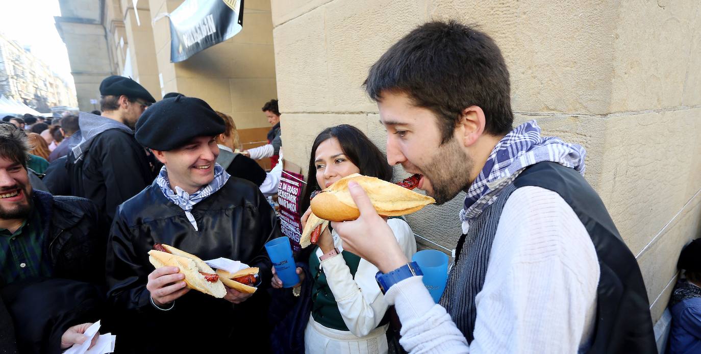 Ambiente festivo en Donostia desde bien temprano. 