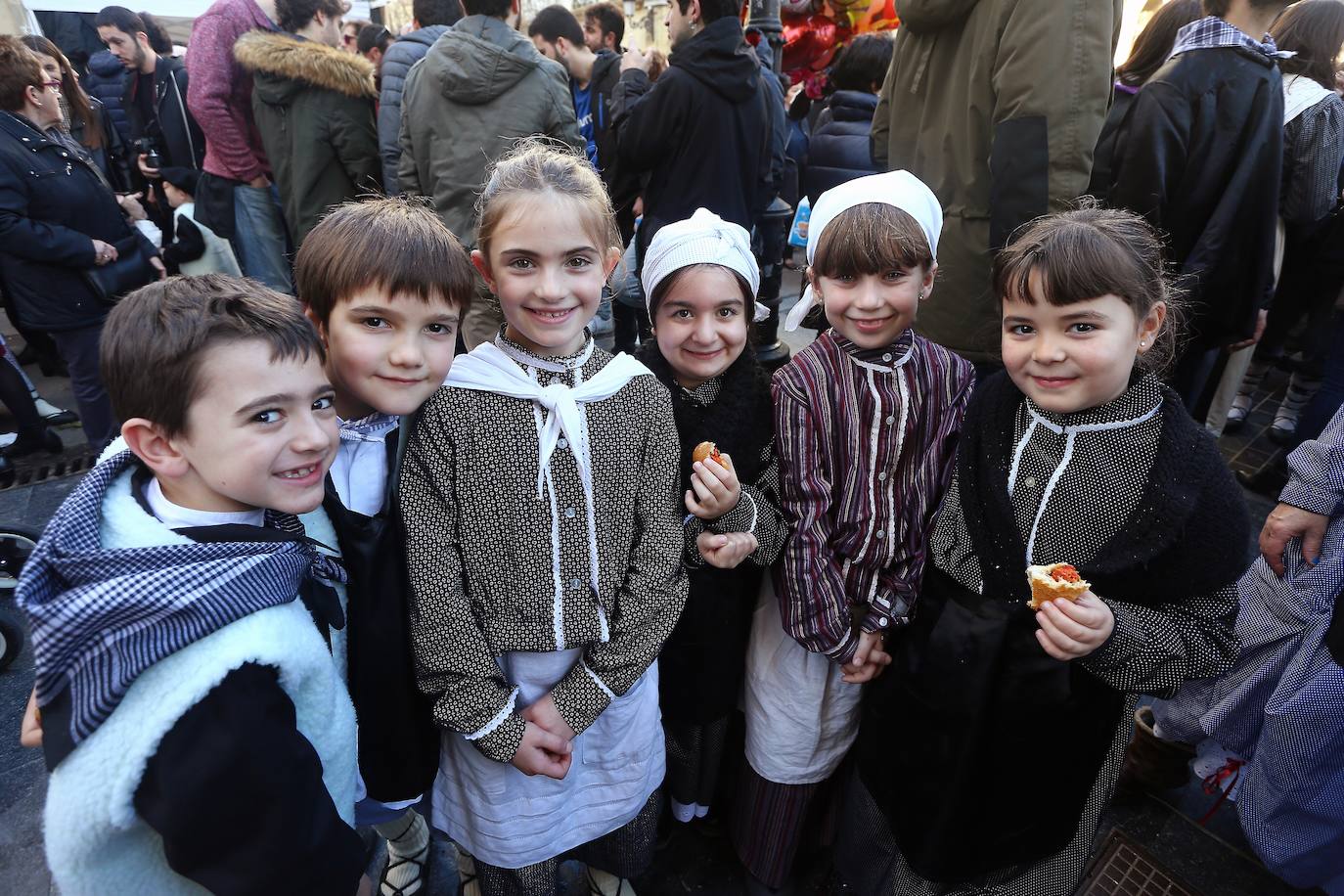 Ambiente festivo en Donostia desde bien temprano. 