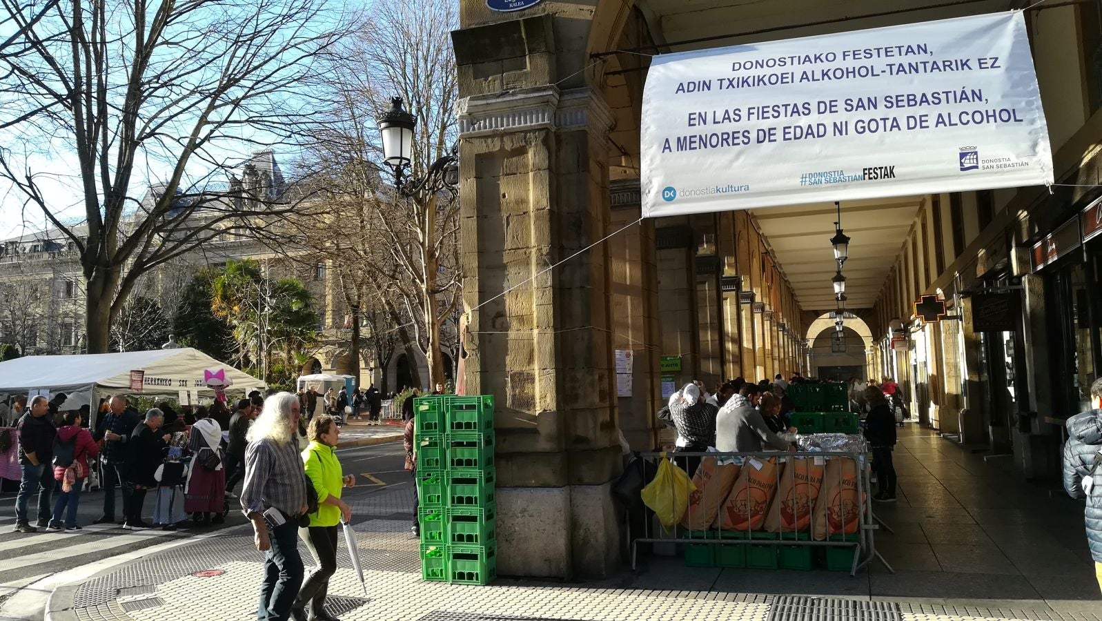 Los donostiarras han madrugado para ir a la feria desde primera hora de la mañana para ver a los animales en la Plaza Okendo y a la cerda en la Constitución