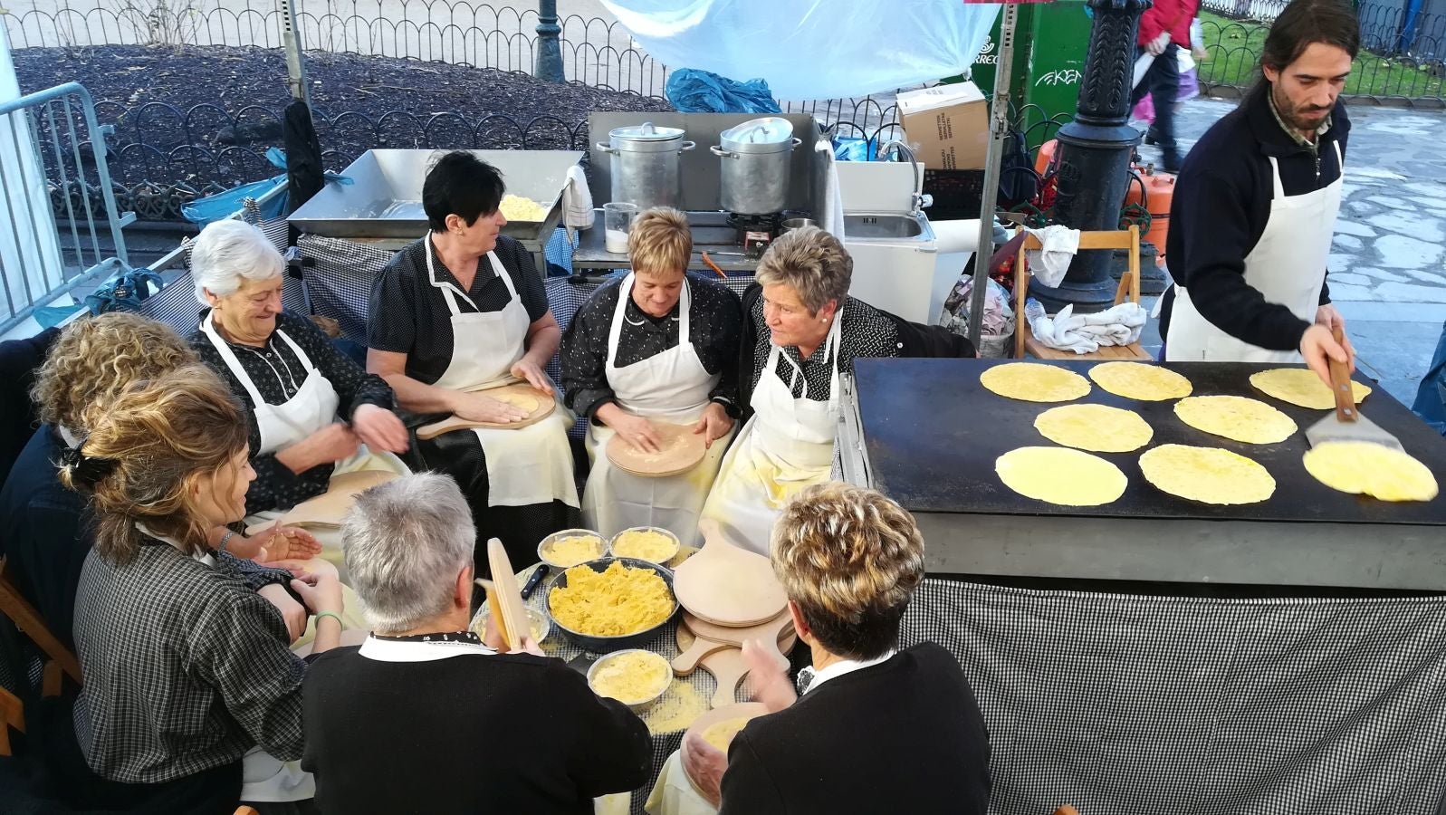 Los donostiarras han madrugado para ir a la feria desde primera hora de la mañana para ver a los animales en la Plaza Okendo y a la cerda en la Constitución