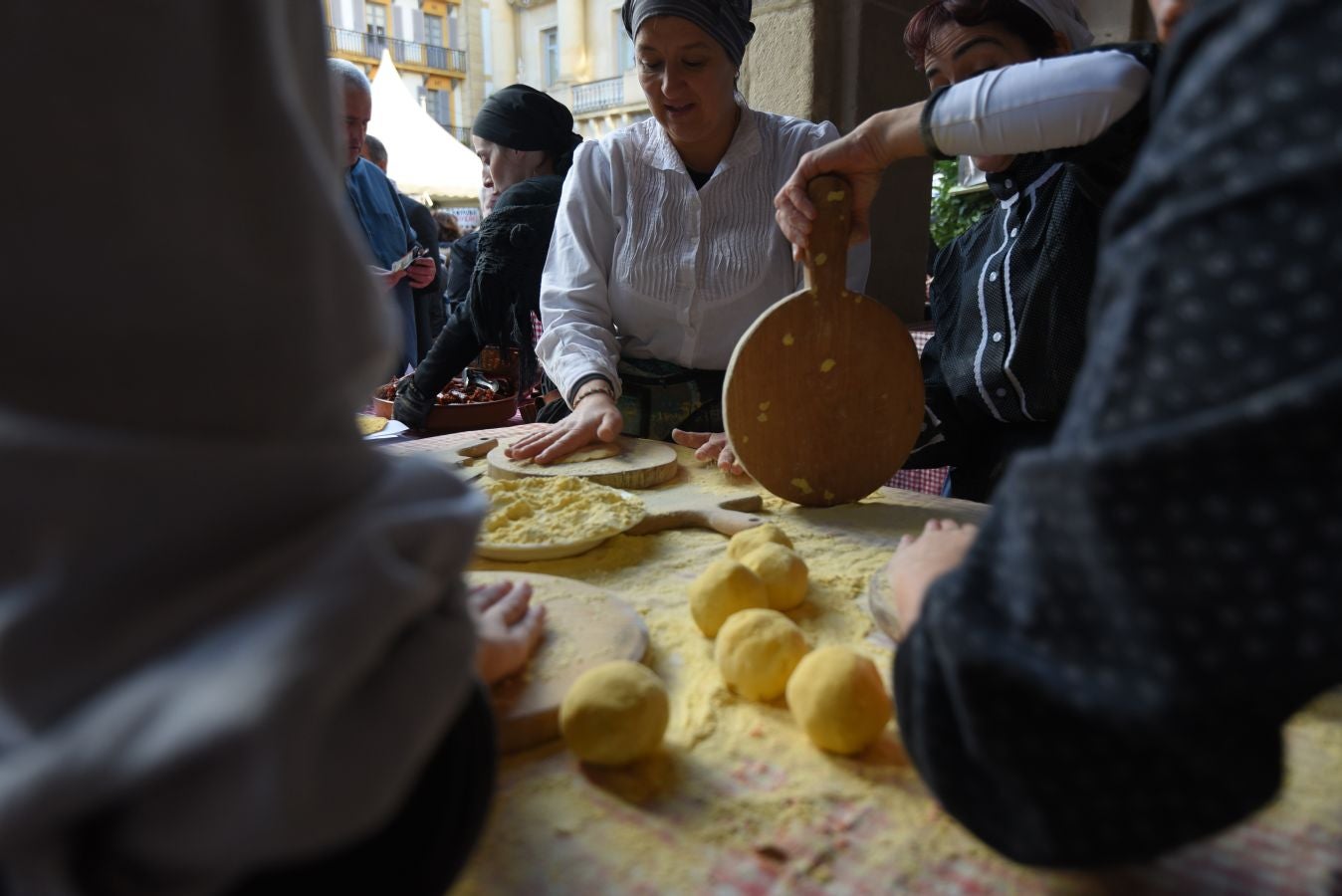 Los donostiarras han madrugado para ir a la feria desde primera hora de la mañana para ver a los animales en la Plaza Okendo y a la cerda en la Constitución