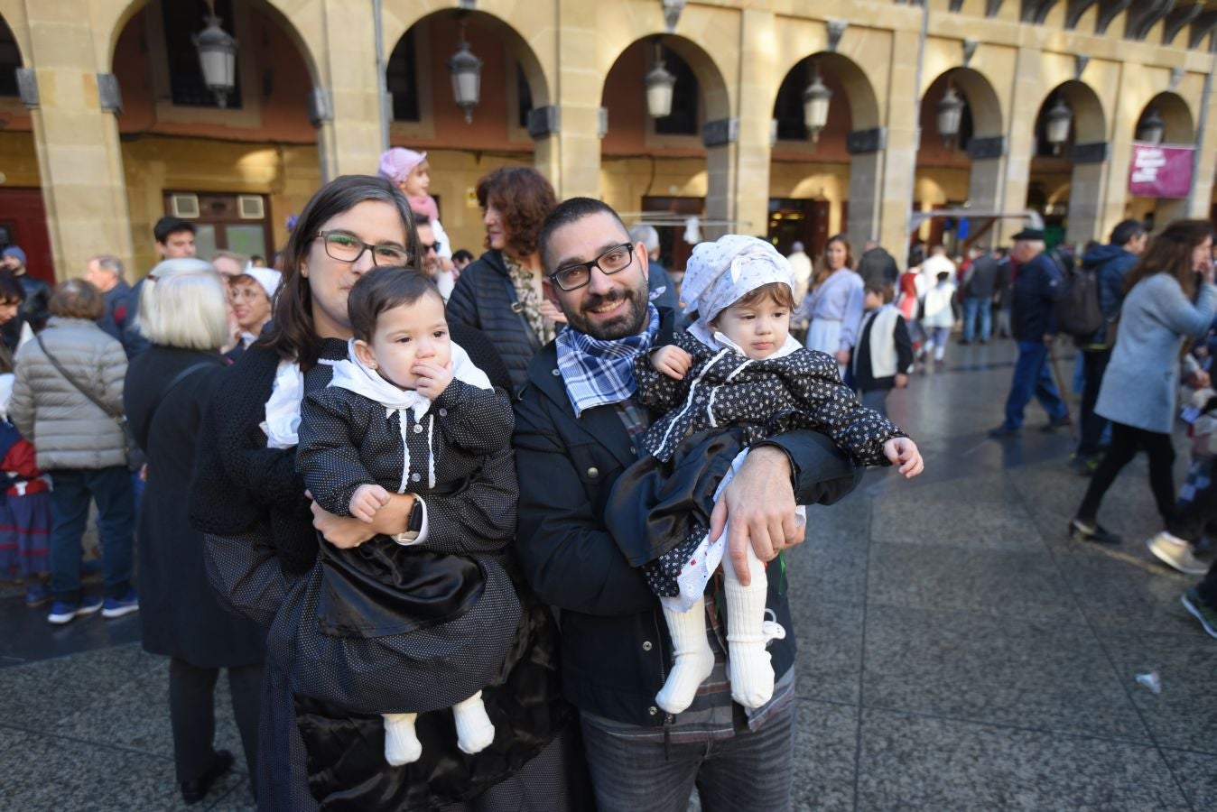 Los donostiarras han madrugado para ir a la feria desde primera hora de la mañana para ver a los animales en la Plaza Okendo y a la cerda en la Constitución