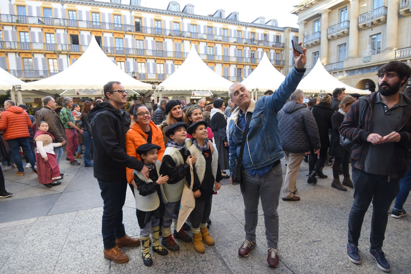 Los donostiarras han madrugado para ir a la feria desde primera hora de la mañana para ver a los animales en la Plaza Okendo y a la cerda en la Constitución