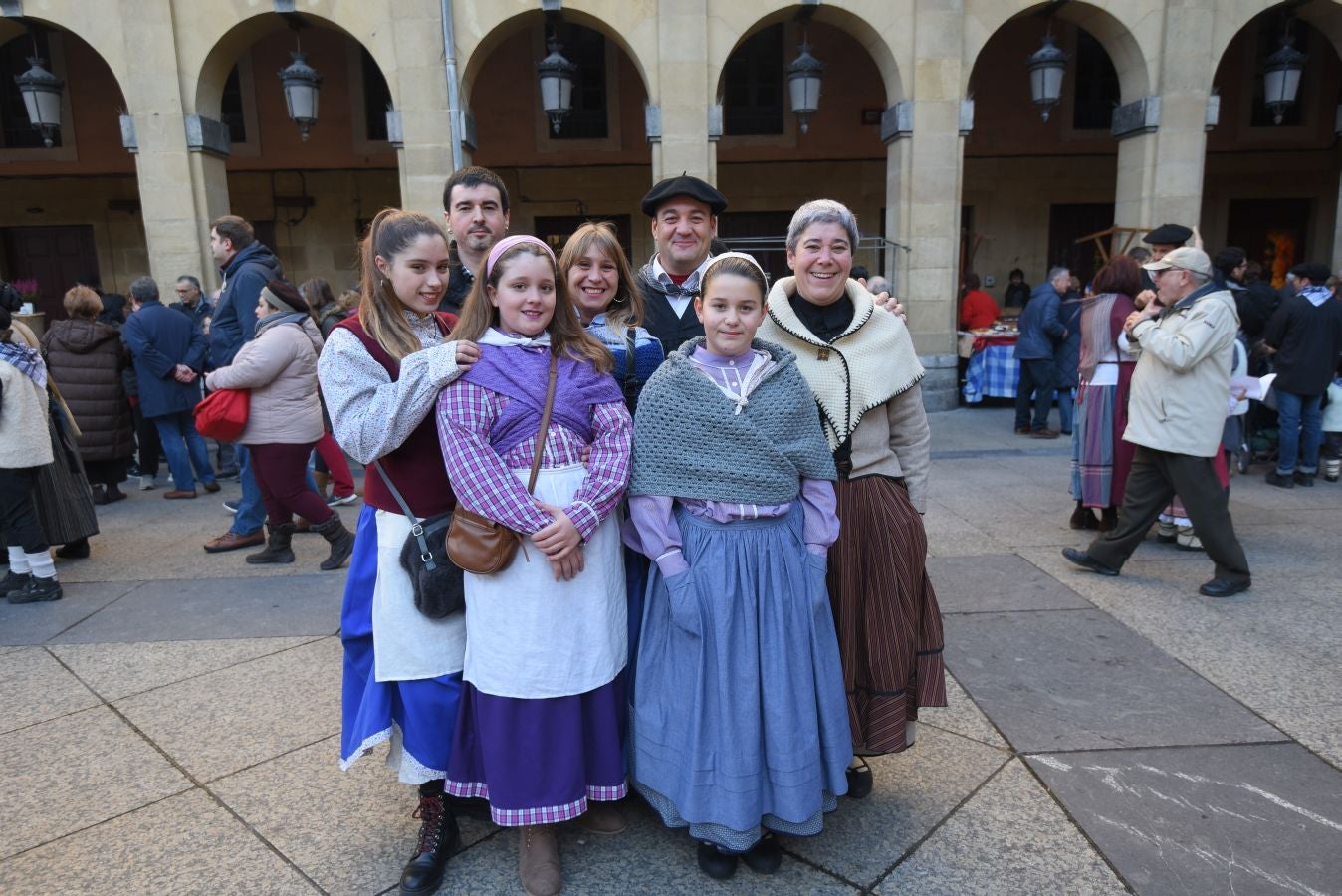Los donostiarras han madrugado para ir a la feria desde primera hora de la mañana para ver a los animales en la Plaza Okendo y a la cerda en la Constitución