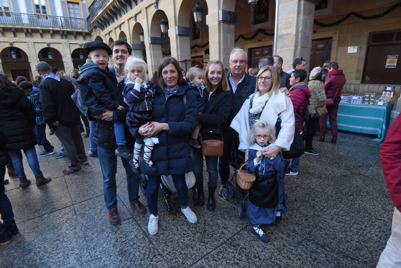 Los donostiarras han madrugado para ir a la feria desde primera hora de la mañana para ver a los animales en la Plaza Okendo y a la cerda en la Constitución